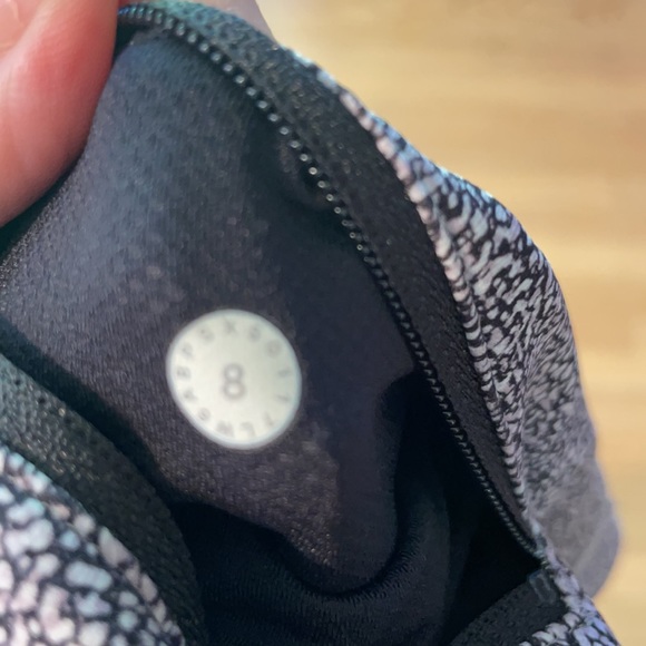 Lululemon leggings size 8 - Picture 4 of 4